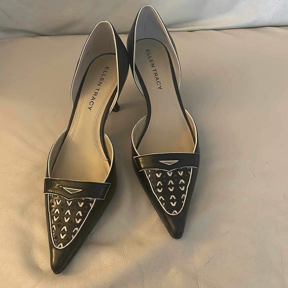 Ellen Tracy kitten heel shoes in navy blue and white with woven design.